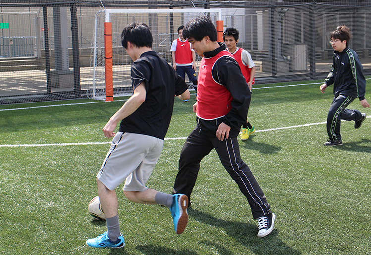 フットサル同好会：プレイ中写真